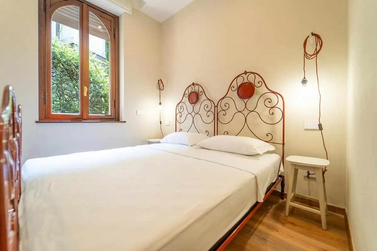 Daire Beautiful Home Just Steps From The Lake Como