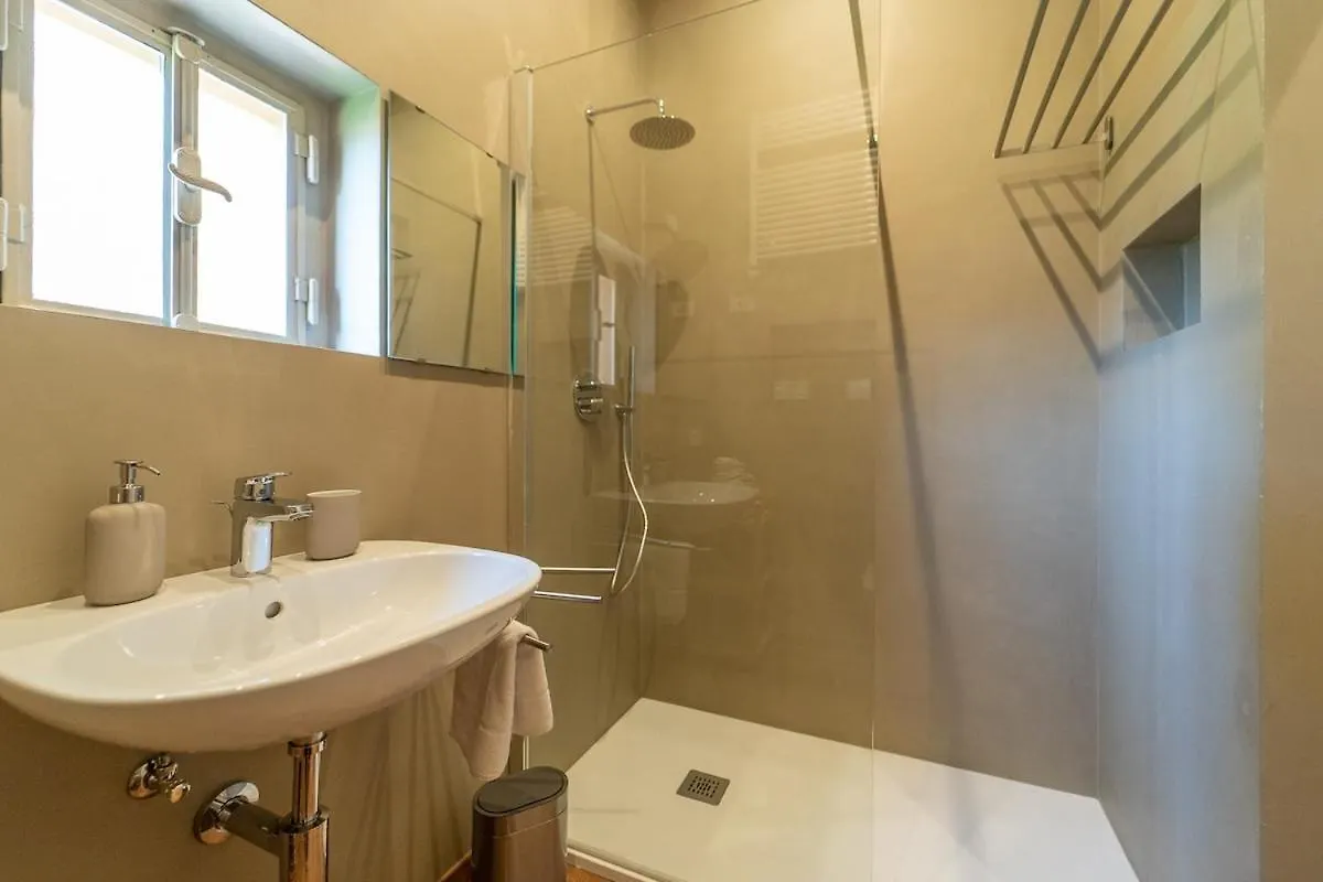 Daire Beautiful Home Just Steps From The Lake Como