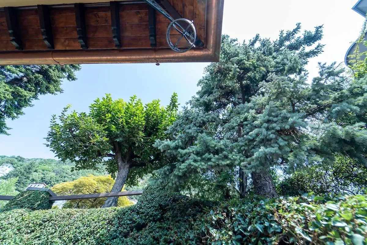 Beautiful Home Just Steps From The Lake Como